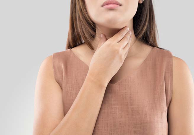 Abbildung Frau mit Halsschmerzen, die sich an den Hals greift