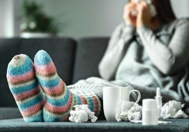 Frau hat Erkältung Halskratzen-Ursache
